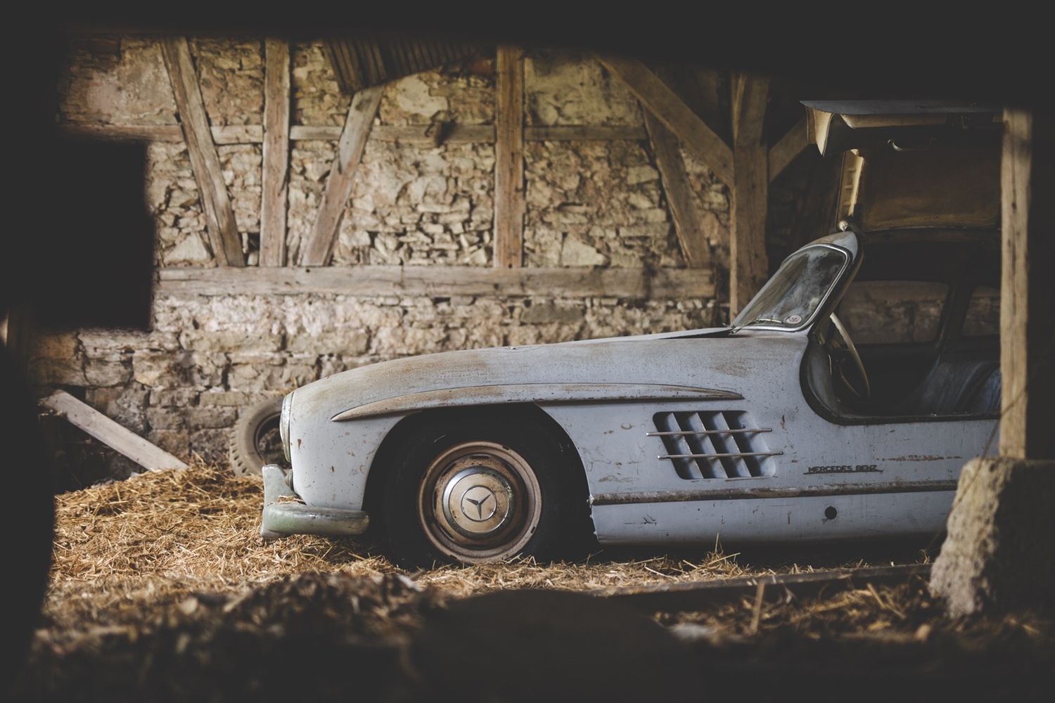 53 évig pihent ez a sirályszárnyas Mercedes 14