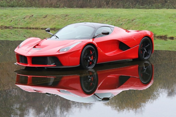 800 millióért szinte olcsó ez a piros LaFerrari