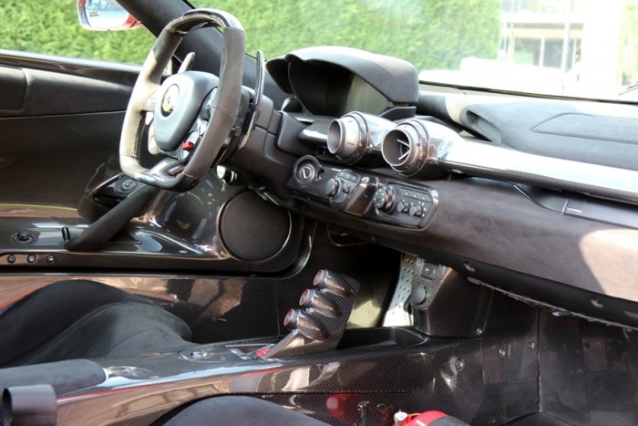 800 millióért szinte olcsó ez a piros LaFerrari 6