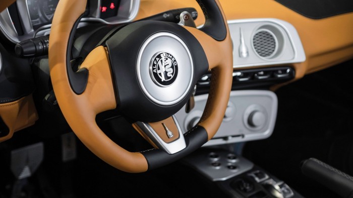 Vadabb ruhát kapott egy Alfa Romeo 4C 6