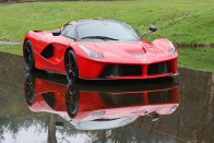 800 millióért szinte olcsó ez a piros LaFerrari 16