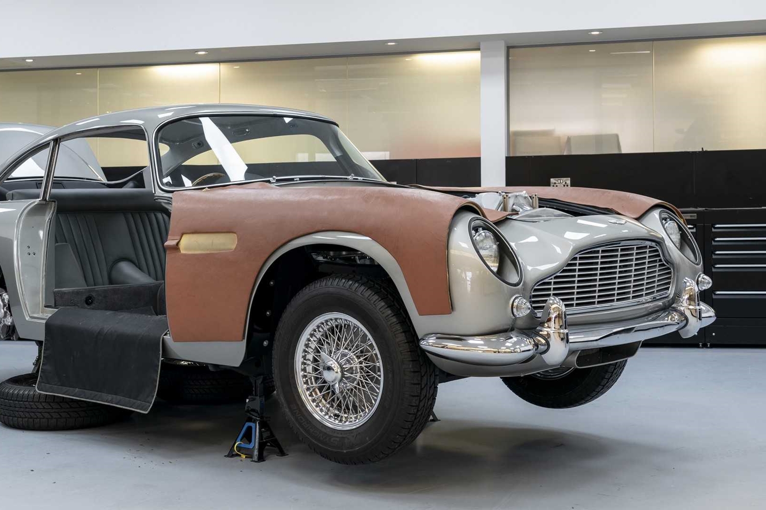 Kütyükkel tömve adja James Bond autóját az Aston Martin 5