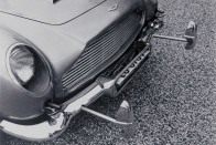 Kütyükkel tömve adja James Bond autóját az Aston Martin 28