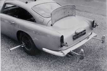Kütyükkel tömve adja James Bond autóját az Aston Martin