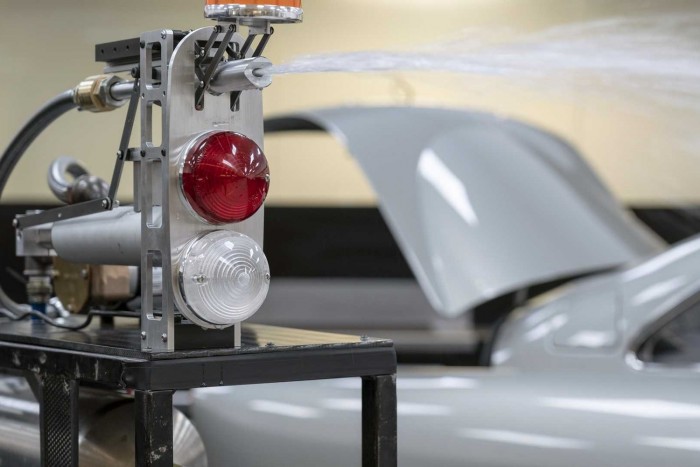 Kütyükkel tömve adja James Bond autóját az Aston Martin 7