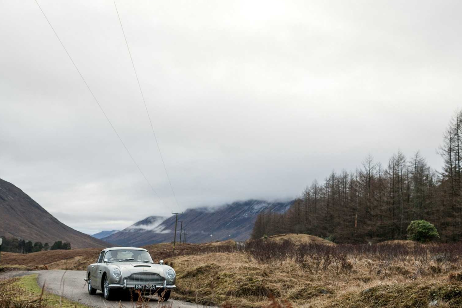 Kütyükkel tömve adja James Bond autóját az Aston Martin 11