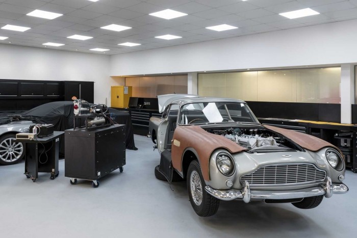 Kütyükkel tömve adja James Bond autóját az Aston Martin 8