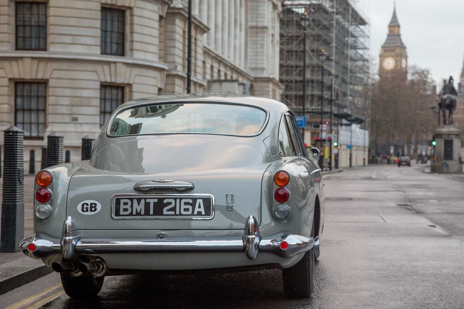 Kütyükkel tömve adja James Bond autóját az Aston Martin 12