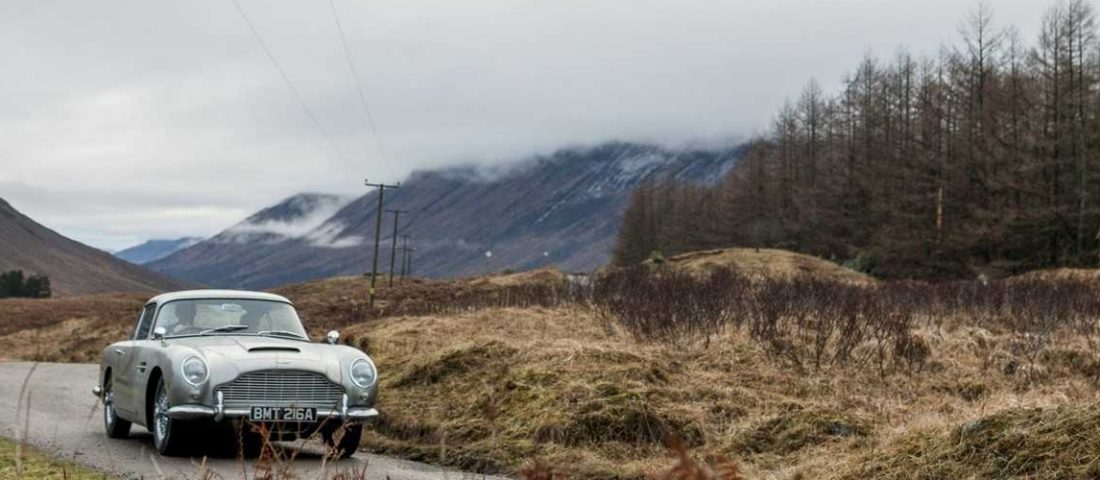 Kütyükkel tömve adja James Bond autóját az Aston Martin