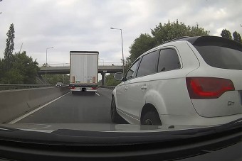 Audis terrorizált egy autóst az M5-ösön, végül le is köpte