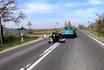 Kegyetlen balesetet rögzített egy magyar motoros: a suzukis még rá is 