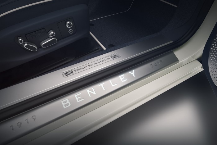 Bőrnadrágos, söröskorsós Bentley 6