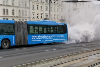 Füstokádó buszt videóztak a Boráros téren