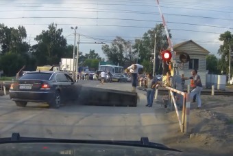 A BMW sofőrje összehozta az évtized legfurább balesetét