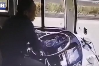 Lazán elkezdte nyomkodni a mobilját a buszsofőr, óriási hiba volt