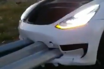 Felnyársalta ezt a Teslát a szalagkorlát