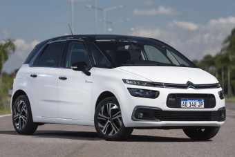 Újabb családi autó tűnik el a süllyesztőben