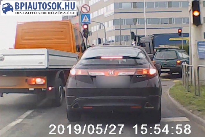 Vérforraló felvétel: szemtelenül tolakodott a platós