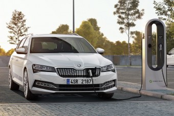 Megjött az első plug-in hibrid Škoda!