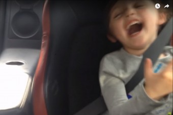 Imád ezer lóerővel játszani ez az aranyos kislány