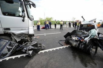 Megrázó fotókon az M2-esen történt tragédia