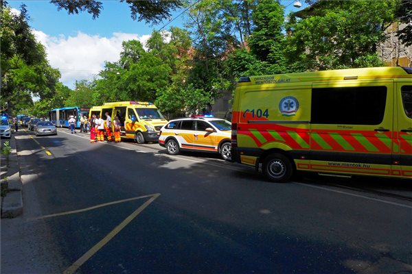 Fotókon a BKK-busz balesete, 10 sérült 1