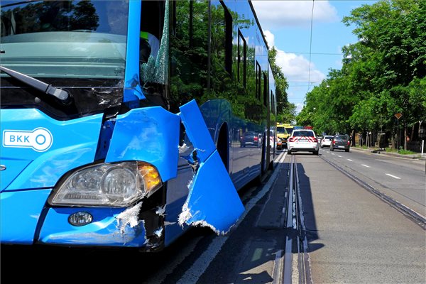 Fotókon a BKK-busz balesete, 10 sérült 2