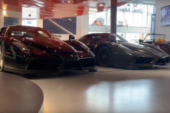 Melyik autót vinnéd haza ebből az álomkereskedésből? Csak egyet választhatsz!