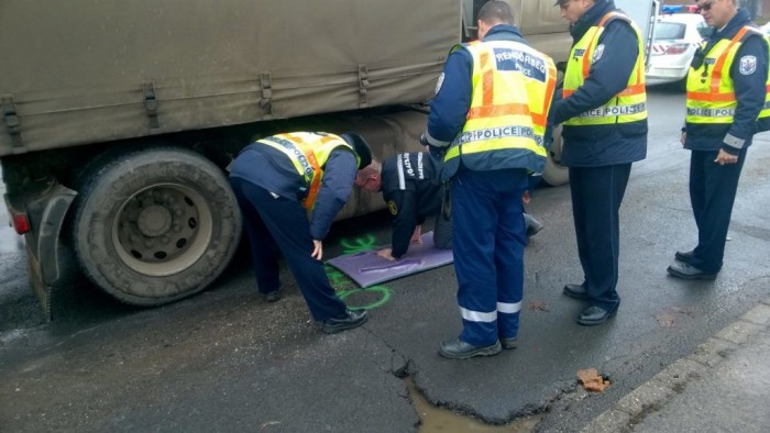 Meghalt a bokorból váratlanul előugró néni 2 Meghalt a bokorból váratlanul előugró néni 2