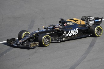 F1: A Haas nem szedi le a kocsikról a szponzor logóit