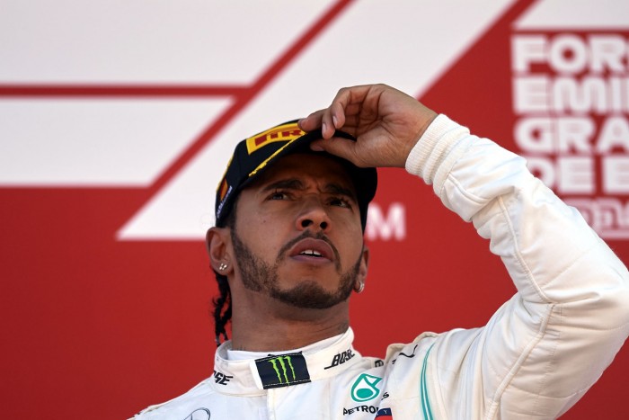 F1: Hamilton tagadja, hogy a Ferrarihoz készülne