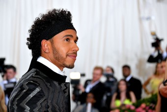 Lewis Hamilton Prince-nek öltözött