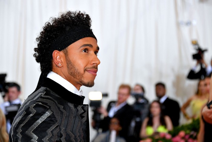 Lewis Hamilton Prince-nek öltözött