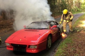 Menet közben gyulladt ki a luxusautó