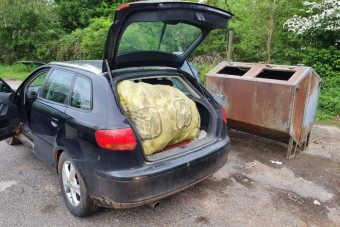 Kidobta volna a csomagtartóból a sittet, megszívta