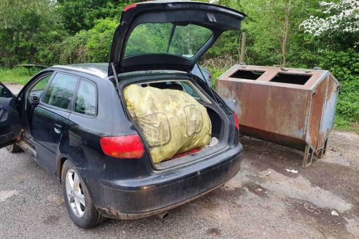 Kidobta volna a csomagtartóból a sittet, megszívta