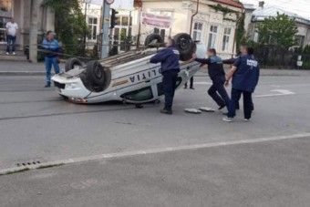 Ittas rendőr tette tetőre a szolgálati autót Romániában