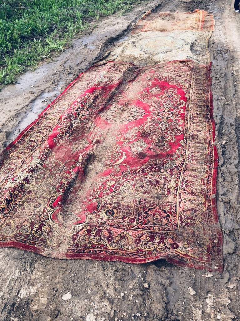 Szőnyegekkel újítottak fel egy gazdátlan utat Oroszországban 2