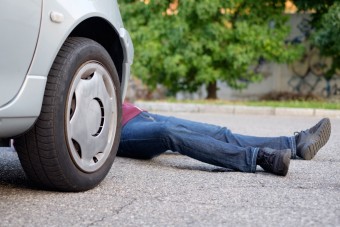 Meghalt a bokorból váratlanul előugró néni