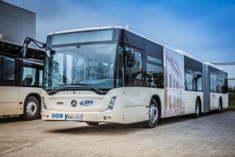 Látványos dekorációt kaptak az új debreceni buszok