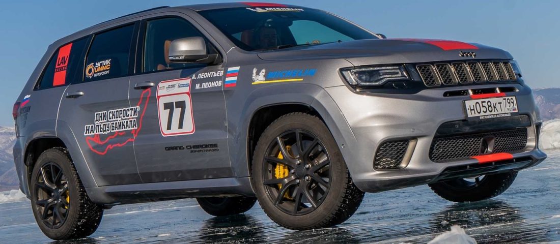 280-nal száguld a 707 lovas Grand Cherokee a jégen