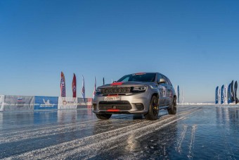 280-nal száguld a 707 lovas Grand Cherokee a jégen