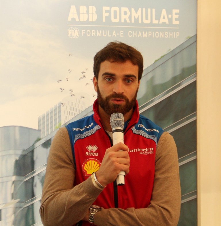 Síri csendben várta Budapest a villany-F1-es érkezését 129 Síri csendben várta Budapest a villany-F1-es érkezését 129