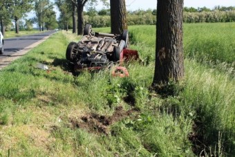 A táskájából akarta kivenni a mobilt, felborult a dénesfai nő