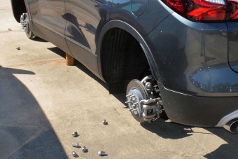 127 kereket loptak le az autókról egy kereskedésben