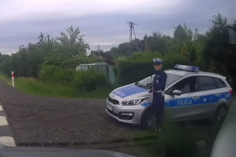 Szent ember vagy spicli az autós, aki egy ilyen szabálytalansággal a rendőrökhöz rohan?