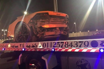 Szétszakadt egy Lamborghini az egyiptomi éjszakában