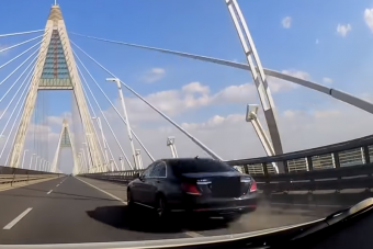 Versenyzett egymással két Mercedes, a baj csak az, hogy az M0-n