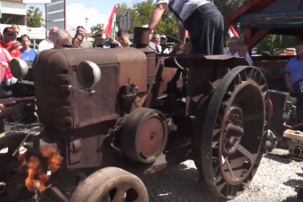 Ahogy egy Hoffherr traktor indul, az igazi mágia