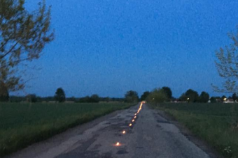 Virággal és mécsesekkel díszítették ki a kátyúkat egy hazai mellékúton